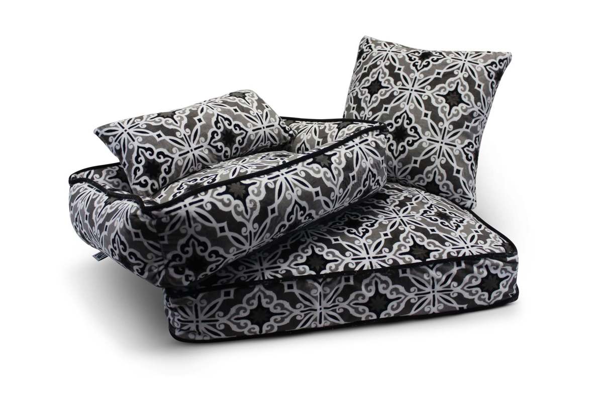 Patterned bed and cushion set
